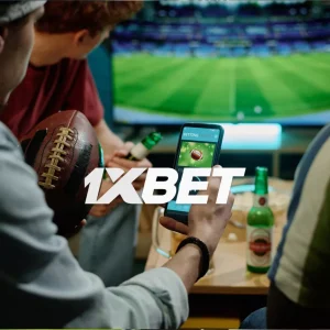 1 xbet - Futbol matçına baxan gənclər, əlində smartfon